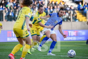 2022-04-08 - Arianna Caruso (Italy) fight for the ball against Algimante Mikutaite (Lithuania) - QUALIFICAZIONI MONDIALI 2023 - ITALIA FEMMINILE VS LITUANIA - FIFA WORLD CUP - SOCCER