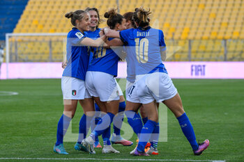 2022-04-08 - Arianna Caruso (Italy) celebrates with teammates after scoring the 1-0 goal - QUALIFICAZIONI MONDIALI 2023 - ITALIA FEMMINILE VS LITUANIA - FIFA WORLD CUP - SOCCER