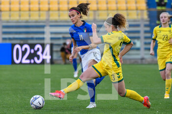2022-04-08 - Barbara Bonansea (Italy) fight for the ball against Greta Valikoniene (Lithuania) - QUALIFICAZIONI MONDIALI 2023 - ITALIA FEMMINILE VS LITUANIA - FIFA WORLD CUP - SOCCER