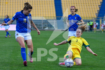 2022-04-08 - Greta Valikoniene (Lithuania) fight for the ball against Cristiana Girelli (Italy) - QUALIFICAZIONI MONDIALI 2023 - ITALIA FEMMINILE VS LITUANIA - FIFA WORLD CUP - SOCCER