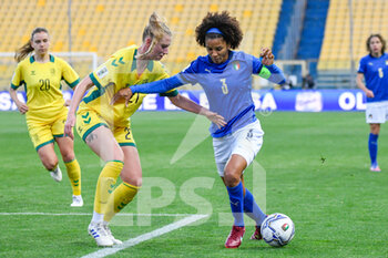 2022-04-08 - Sara Gama (Italy) fight for the ball against Lolita Zizyte (Lithuania) - QUALIFICAZIONI MONDIALI 2023 - ITALIA FEMMINILE VS LITUANIA - FIFA WORLD CUP - SOCCER