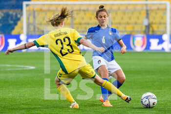 2022-04-08 - Manuela Giugliano (Italy) fight for the ball against Loreta Rogaciova (Lithuania) - QUALIFICAZIONI MONDIALI 2023 - ITALIA FEMMINILE VS LITUANIA - FIFA WORLD CUP - SOCCER