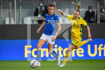 2022-04-08 - Barbara Bonansea (Italy) fight for the ball against Lolita Zizyte (Lithuania) - QUALIFICAZIONI MONDIALI 2023 - ITALIA FEMMINILE VS LITUANIA - FIFA WORLD CUP - SOCCER