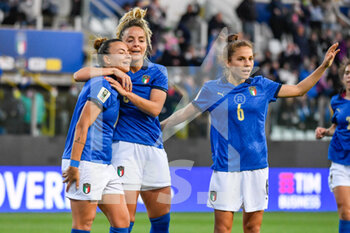 2022-04-08 - Arianna Caruso (Italy) celebrates with teammates after scoring the 3-0 goal - QUALIFICAZIONI MONDIALI 2023 - ITALIA FEMMINILE VS LITUANIA - FIFA WORLD CUP - SOCCER
