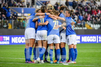 2022-04-08 - Arianna Caruso (Italy) celebrates with teammates after scoring the 3-0 goal - QUALIFICAZIONI MONDIALI 2023 - ITALIA FEMMINILE VS LITUANIA - FIFA WORLD CUP - SOCCER