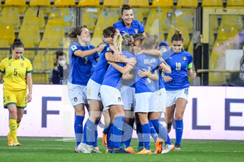 2022-04-08 - Valentina Cernoia (Italy) celebrates with teammates after scoring the 4-0 goal - QUALIFICAZIONI MONDIALI 2023 - ITALIA FEMMINILE VS LITUANIA - FIFA WORLD CUP - SOCCER