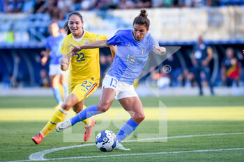 2022-09-06 - Italy's Elisa Bartoli in action against Romania's Carmen Marcu - WORLD CUP 2023 QUALIFIERS - ITALY WOMEN VS ROMANIA - FIFA WORLD CUP - SOCCER