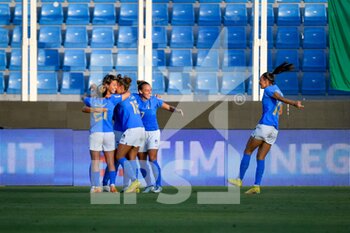 2022-09-06 - Italy's Valentina Giacinti celebrates after scoring a goal with teammates - WORLD CUP 2023 QUALIFIERS - ITALY WOMEN VS ROMANIA - FIFA WORLD CUP - SOCCER
