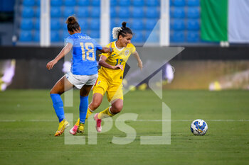 2022-09-06 - Romania's Claudia-Andreea Bistrian in action against Italy's Arianna Caruso - WORLD CUP 2023 QUALIFIERS - ITALY WOMEN VS ROMANIA - FIFA WORLD CUP - SOCCER