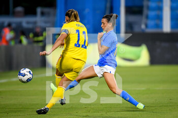 2022-09-06 - Romania's Florentina Olar in action against Italy's Lucia Di Guglielmo - WORLD CUP 2023 QUALIFIERS - ITALY WOMEN VS ROMANIA - FIFA WORLD CUP - SOCCER