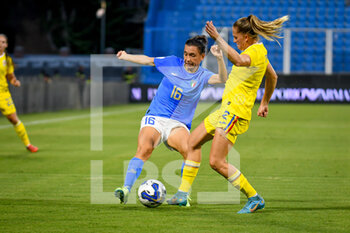 2022-09-06 - Italy's Lucia Di Guglielmo hindered by Romania's Olivia Oprea - WORLD CUP 2023 QUALIFIERS - ITALY WOMEN VS ROMANIA - FIFA WORLD CUP - SOCCER