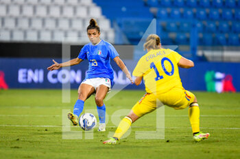 2022-09-06 - Italy's Elisa Bartoli in action against Romania's Mihaela Ciolacu - WORLD CUP 2023 QUALIFIERS - ITALY WOMEN VS ROMANIA - FIFA WORLD CUP - SOCCER