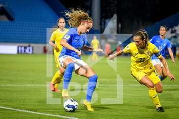 2022-09-06 - Italy's Benedetta Glionna in action against Romania's Florentina Olar - WORLD CUP 2023 QUALIFIERS - ITALY WOMEN VS ROMANIA - FIFA WORLD CUP - SOCCER
