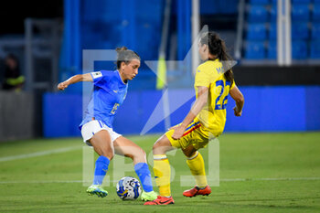 2022-09-06 - Italy's Lucia Di Guglielmo in action against Romania's Carmen Marcu - WORLD CUP 2023 QUALIFIERS - ITALY WOMEN VS ROMANIA - FIFA WORLD CUP - SOCCER