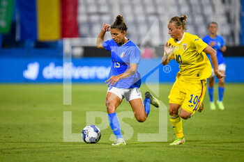 2022-09-06 - Italy's Elisa Bartoli in action against Romania's Mihaela Ciolacu - WORLD CUP 2023 QUALIFIERS - ITALY WOMEN VS ROMANIA - FIFA WORLD CUP - SOCCER