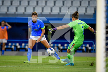 2022-09-06 - Romania's Andrea Paraluta saves a goal from Italy's Cristiana Girelli - WORLD CUP 2023 QUALIFIERS - ITALY WOMEN VS ROMANIA - FIFA WORLD CUP - SOCCER