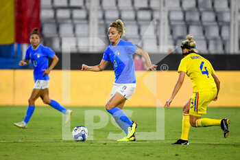 2022-09-06 - Italy's Martina Rosucci in action hindered by Romania's Ioana Bortan - WORLD CUP 2023 QUALIFIERS - ITALY WOMEN VS ROMANIA - FIFA WORLD CUP - SOCCER
