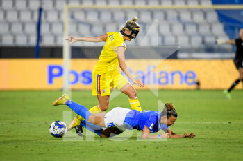 2022-09-06 - Foul of Romania's Ioana Bortan on Italy's Arianna Caruso - WORLD CUP 2023 QUALIFIERS - ITALY WOMEN VS ROMANIA - FIFA WORLD CUP - SOCCER