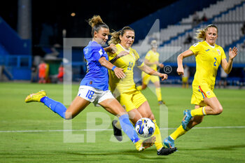 2022-09-06 - Italy's Arianna Caruso hindered by Romania's Florentina Olar - WORLD CUP 2023 QUALIFIERS - ITALY WOMEN VS ROMANIA - FIFA WORLD CUP - SOCCER