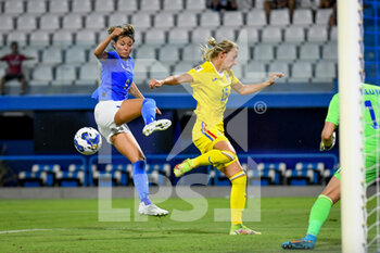 2022-09-06 - Italy's Cristiana Girelli in action against Romania's Brigita Goder - WORLD CUP 2023 QUALIFIERS - ITALY WOMEN VS ROMANIA - FIFA WORLD CUP - SOCCER