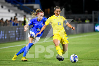 2022-09-06 - Romania's Florentina Olar hindered by Italy's Benedetta Glionna - WORLD CUP 2023 QUALIFIERS - ITALY WOMEN VS ROMANIA - FIFA WORLD CUP - SOCCER
