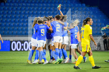 2022-09-06 - Italy players celebrate the victory - WORLD CUP 2023 QUALIFIERS - ITALY WOMEN VS ROMANIA - FIFA WORLD CUP - SOCCER