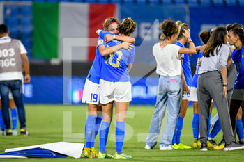 2022-09-06 - Italy's Benedetta Glionna hugs Italy's Cristiana Girelli after winning the match - WORLD CUP 2023 QUALIFIERS - ITALY WOMEN VS ROMANIA - FIFA WORLD CUP - SOCCER