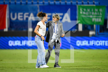 2022-09-06 - Italy's Barbara Bonansea and Italy's Head Coach Milena Bertolini hug - WORLD CUP 2023 QUALIFIERS - ITALY WOMEN VS ROMANIA - FIFA WORLD CUP - SOCCER
