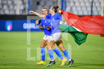 2022-09-06 - Italy's Lucia Di Guglielmo and Italy's Aurora Galli celebrate the victory running with the italian flag - WORLD CUP 2023 QUALIFIERS - ITALY WOMEN VS ROMANIA - FIFA WORLD CUP - SOCCER