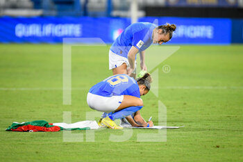 2022-09-06 - Italy's Arianna Caruso and Italy's Aurora Galli sign an autograph - WORLD CUP 2023 QUALIFIERS - ITALY WOMEN VS ROMANIA - FIFA WORLD CUP - SOCCER