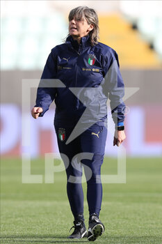2022-04-07 - Milena Bertolini head coach of ITALY WOMEN during the training session at Ennio Tardini on April 7, 2022 in Parma, Italy. - 2023 WOMEN'S WORLD CUP - PRESS CONFERENCE AND TRAINING PRIOR THE ITALY VS LITUANIA QUALIFICATION MATCH - FIFA WORLD CUP - SOCCER