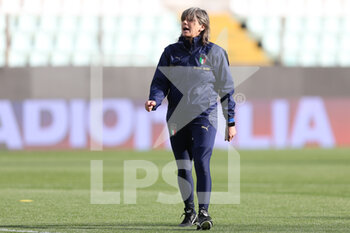 2022-04-07 - Milena Bertolini head coach of ITALY WOMEN gestures during the training session at Ennio Tardini on April 7, 2022 in Parma, Italy. - 2023 WOMEN'S WORLD CUP - PRESS CONFERENCE AND TRAINING PRIOR THE ITALY VS LITUANIA QUALIFICATION MATCH - FIFA WORLD CUP - SOCCER