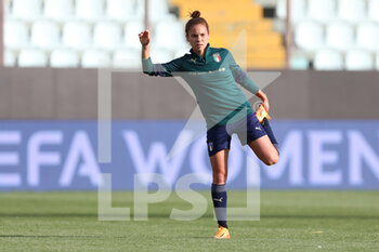 2022-04-07 - Manuela Giuliano of ITALY WOMEN in action during the training session at Ennio Tardini on April 7, 2022 in Parma, Italy. - 2023 WOMEN'S WORLD CUP - PRESS CONFERENCE AND TRAINING PRIOR THE ITALY VS LITUANIA QUALIFICATION MATCH - FIFA WORLD CUP - SOCCER