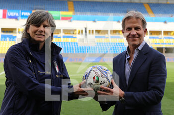 2022-04-07 - Milena Bertolini head coach of ITALY WOMEN and Kyle Krause president of PARMA CALCIO during the training session at Ennio Tardini on April 7, 2022 in Parma, Italy. - 2023 WOMEN'S WORLD CUP - PRESS CONFERENCE AND TRAINING PRIOR THE ITALY VS LITUANIA QUALIFICATION MATCH - FIFA WORLD CUP - SOCCER