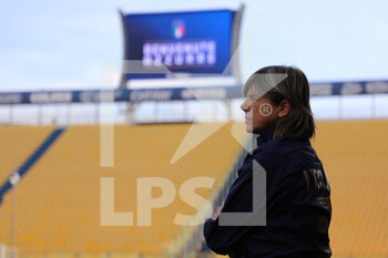 2022-04-07 - Milena Bertolini head coach of ITALY WOMEN looks on during the training session at Ennio Tardini on April 7, 2022 in Parma, Italy. - 2023 WOMEN'S WORLD CUP - PRESS CONFERENCE AND TRAINING PRIOR THE ITALY VS LITUANIA QUALIFICATION MATCH - FIFA WORLD CUP - SOCCER