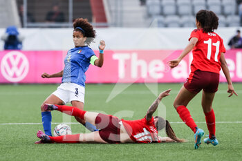 2022-04-12 - 12.04.2022, Thun, Stockhorn Arena, FIFA Women's World Cup 2023 Qualifiers: Switzerland - Italy, Sara Gama (Italy) against Ramona Bachmann (Switzerland) and Coumba Sow  (Switzerland) - FIFA WOMEN'S WORLD CUP 2023 QUALIFIERS: SWITZERLAND - ITALY - FIFA WORLD CUP - SOCCER