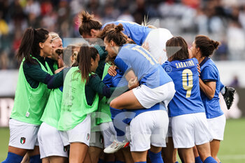2022-04-12 - 12.04.2022, Thun, Stockhorn Arena, FIFA Women's World Cup 2023 Qualifiers: Switzerland - Italy, Cristiana Girelli (Italy, right) celebrates her gol (0:1) with teammates - FIFA WOMEN'S WORLD CUP 2023 QUALIFIERS: SWITZERLAND - ITALY - FIFA WORLD CUP - SOCCER