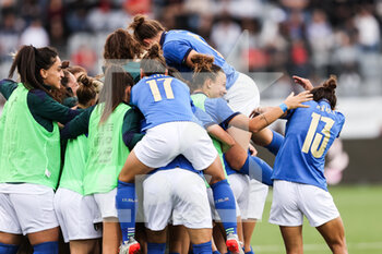 2022-04-12 - 12.04.2022, Thun, Stockhorn Arena, FIFA Women's World Cup 2023 Qualifiers: Switzerland - Italy, Cristiana Girelli (Italy, right) celebrates her gol (0:1) with teammates - FIFA WOMEN'S WORLD CUP 2023 QUALIFIERS: SWITZERLAND - ITALY - FIFA WORLD CUP - SOCCER