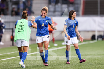 2022-04-12 - 12.04.2022, Thun, Stockhorn Arena, FIFA Women's World Cup 2023 Qualifiers: Switzerland - Italy, Cristiana Girelli (Italy, middle) celebrates her gol (0:1) with teammates - FIFA WOMEN'S WORLD CUP 2023 QUALIFIERS: SWITZERLAND - ITALY - FIFA WORLD CUP - SOCCER