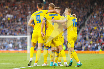 2022-06-01 - Andriy Yarmolenko of Ukraine celebrates after his goal with teammates 0-1 during the FIFA World Cup 2022, Qualifiers Play-off football match between Scotland and Ukraine on June 1, 2022 at Hampden Park in Glasgow, Scotland - FOOTBALL - WORLD CUP 2022 - QUALIFIERS - PLAY OFF - SCOTLAND V UKRAINE - FIFA WORLD CUP - SOCCER