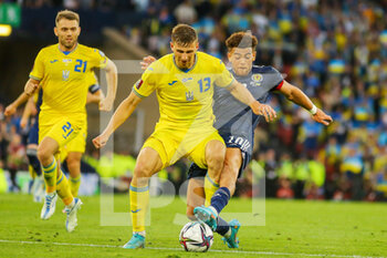 2022-06-01 - Illya Zabarnyi of Ukraine and Ché Adams of Scotland during the FIFA World Cup 2022, Qualifiers Play-off football match between Scotland and Ukraine on June 1, 2022 at Hampden Park in Glasgow, Scotland - FOOTBALL - WORLD CUP 2022 - QUALIFIERS - PLAY OFF - SCOTLAND V UKRAINE - FIFA WORLD CUP - SOCCER