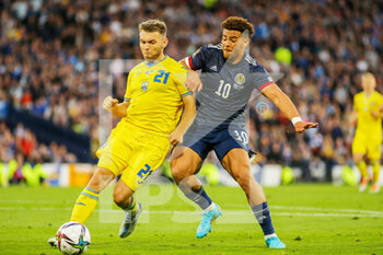 2022-06-01 - Oleksandr Karavaev of Ukraine and Ché Adams of Scotland during the FIFA World Cup 2022, Qualifiers Play-off football match between Scotland and Ukraine on June 1, 2022 at Hampden Park in Glasgow, Scotland - FOOTBALL - WORLD CUP 2022 - QUALIFIERS - PLAY OFF - SCOTLAND V UKRAINE - FIFA WORLD CUP - SOCCER