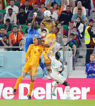 2022-11-21 - Edouard Mendy of Senegal and Virgil van Dijk, Denzel Dumfries of Netherlands during the FIFA World Cup 2022, Group A football match between Senegal and Netherlands on November 21, 2022 at Al Thumama Stadium in Doha, Qatar - FOOTBALL - WORLD CUP 2022 - SENEGAL V NETHERLANDS - FIFA WORLD CUP - SOCCER