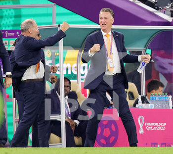 2022-11-21 - Assistant coach Danny Blind, Head coach Louis van Gaal of Netherlands celebrate during the FIFA World Cup 2022, Group A football match between Senegal and Netherlands on November 21, 2022 at Al Thumama Stadium in Doha, Qatar - FOOTBALL - WORLD CUP 2022 - SENEGAL V NETHERLANDS - FIFA WORLD CUP - SOCCER