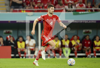 21/11/2022 - Ben Davies of Wales during the FIFA World Cup 2022, Group B football match between United States and Wales on November 21, 2022 at Ahmad Bin Ali Stadium in Ar-Rayyan, Qatar - FOOTBALL - WORLD CUP 2022 - UNITED STATES V WALES - FIFA MONDIALI - CALCIO