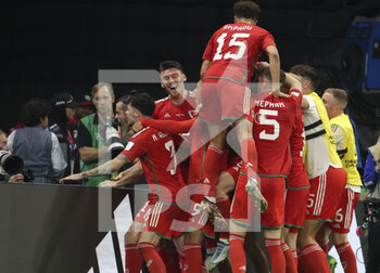 21/11/2022 - Gareth Bale of Wales celebrates his goal with teammates during the FIFA World Cup 2022, Group B football match between United States and Wales on November 21, 2022 at Ahmad Bin Ali Stadium in Ar-Rayyan, Qatar - FOOTBALL - WORLD CUP 2022 - UNITED STATES V WALES - FIFA MONDIALI - CALCIO