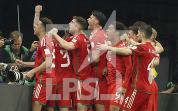 21/11/2022 - Gareth Bale of Wales celebrates his goal with teammates during the FIFA World Cup 2022, Group B football match between United States and Wales on November 21, 2022 at Ahmad Bin Ali Stadium in Ar-Rayyan, Qatar - FOOTBALL - WORLD CUP 2022 - UNITED STATES V WALES - FIFA MONDIALI - CALCIO