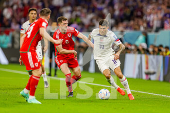 21/11/2022 - Christian Pulisic (10) of United States and Chris Mepham of Wales during the FIFA World Cup 2022, Group B football match between United States and Wales on November 21, 2022 at Ahmad Bin Ali Stadium in Ar-Rayyan, Qatar - FOOTBALL - WORLD CUP 2022 - UNITED STATES V WALES - FIFA MONDIALI - CALCIO