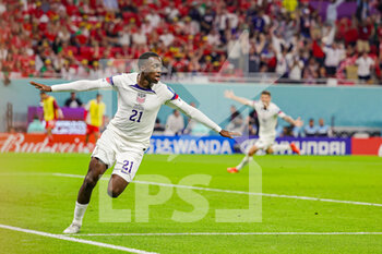 21/11/2022 - Timothy Weah (21) of United States scores a goal and celebrates 1-0 during the FIFA World Cup 2022, Group B football match between United States and Wales on November 21, 2022 at Ahmad Bin Ali Stadium in Ar-Rayyan, Qatar - FOOTBALL - WORLD CUP 2022 - UNITED STATES V WALES - FIFA MONDIALI - CALCIO