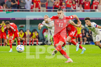21/11/2022 - Gareth Bale (11) of Wales scores from the penalty spot 1-1 during the FIFA World Cup 2022, Group B football match between United States and Wales on November 21, 2022 at Ahmad Bin Ali Stadium in Ar-Rayyan, Qatar - FOOTBALL - WORLD CUP 2022 - UNITED STATES V WALES - FIFA MONDIALI - CALCIO